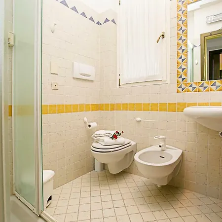 Buglio In Monte Sleeps 5 Pool Wifi Feriehus Padenghe sul Garda